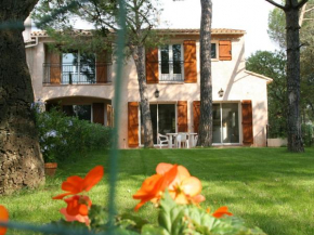 Отель Location Villa et Studios Roquebrune-sur-Argens  Рокбрюн-Сюр-Аржан